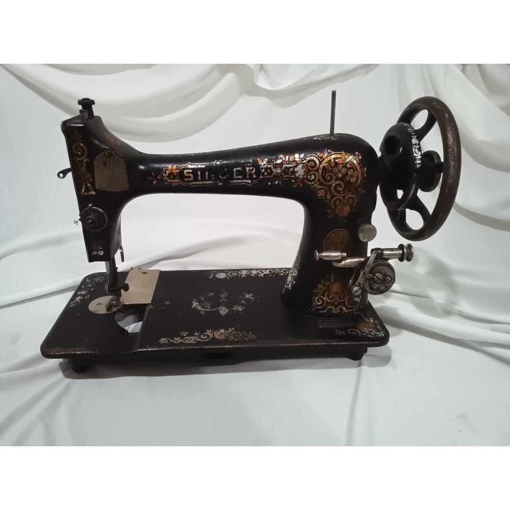 1904 Singer Sewing Machine, Antique treadle Singer Serial# B1390769